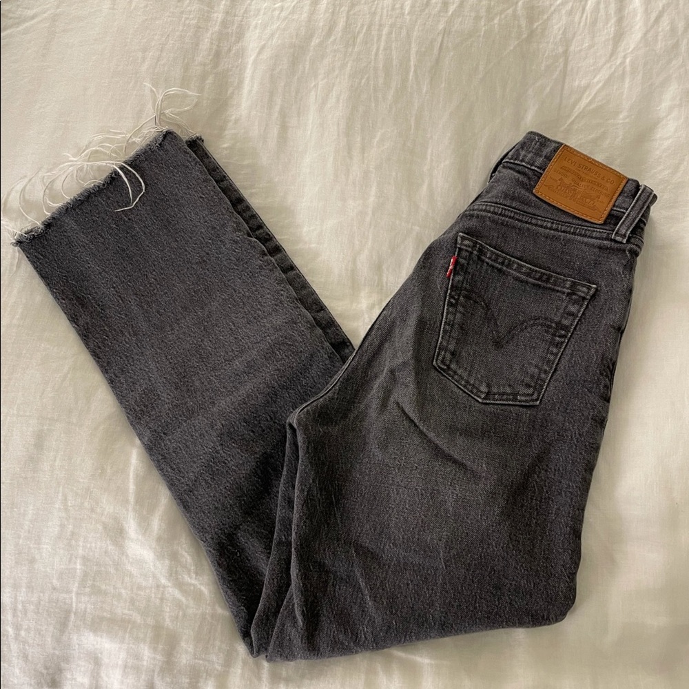 Black Levi’s ribcage straight jeans